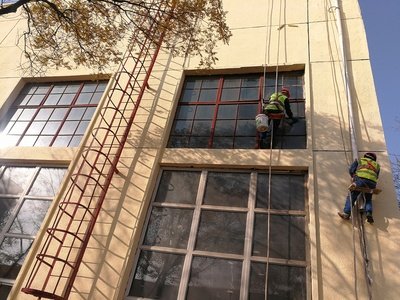 工廠、商務(wù)大樓、工業(yè)園區(qū)、私人企業(yè)、電影院、銀行、政府機關(guān)、學(xué)校、酒店娛樂場所等外墻清洗