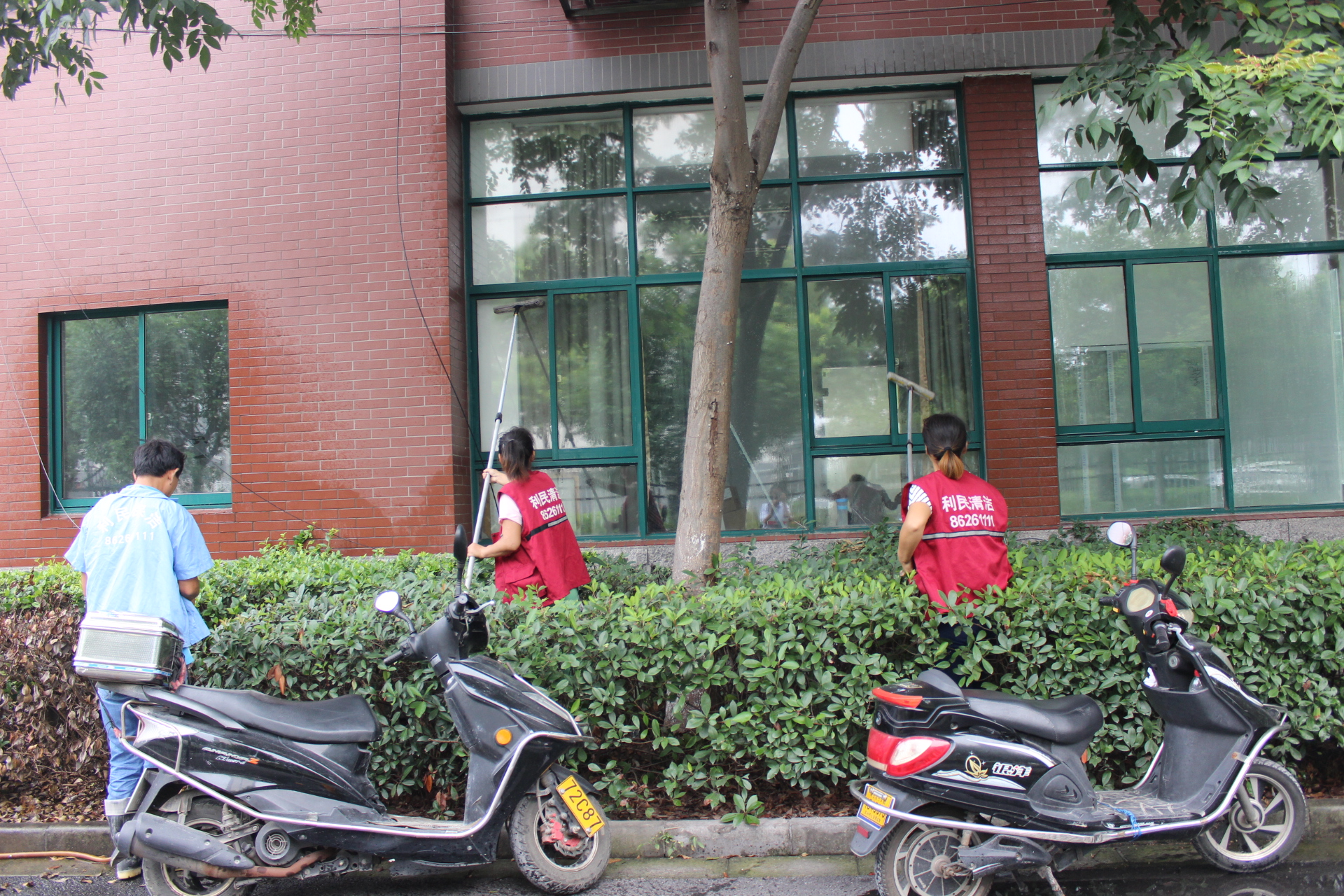 工廠、商務大樓、工業(yè)園區(qū)、私人企業(yè)、電影院、銀行、政府機關、學校、酒店娛樂場所等除塵保潔